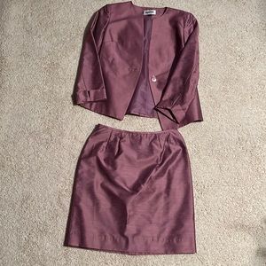 Kasper suit. 2 pieces fully lined. Size 4.. like new.